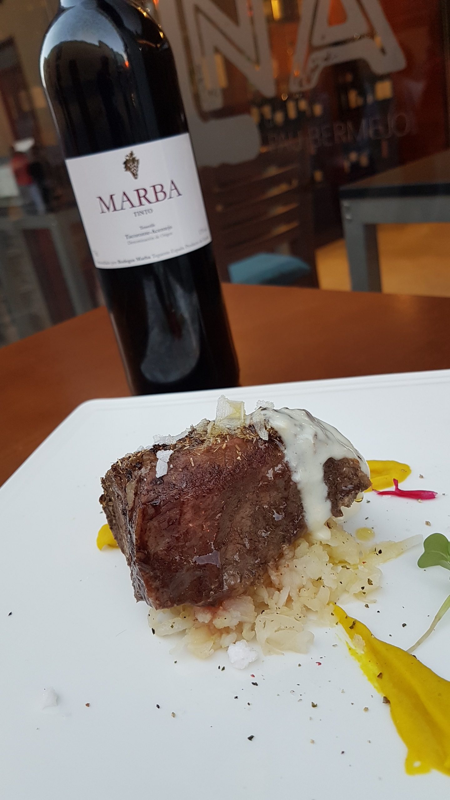 Ibérico de bellota infusionado en manzanilla, escacho de papa canaria y fresas y Marba tinto tradicional